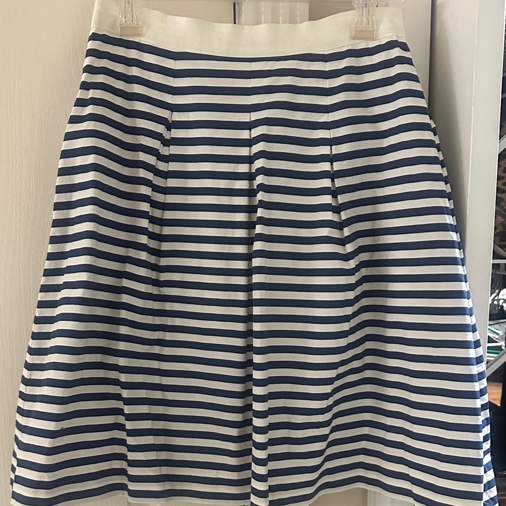 LOFT  Navy and White Skirt sz 8
Large pleats.  Hits just below the knee 
EUC